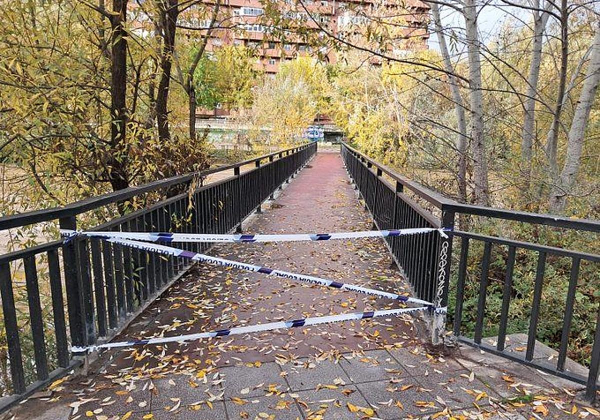 Imagen de la pasarela cortada.