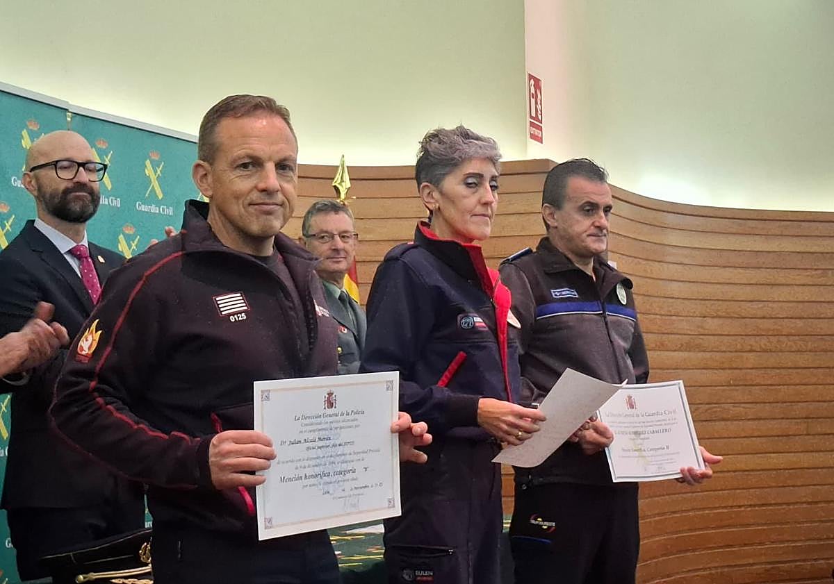 Imagen principal - El Gobierno reconoce a 17 agentes de la seguridad privada en León