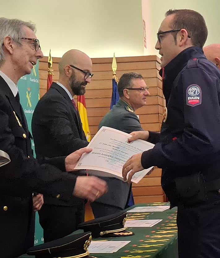 Imagen secundaria 2 - El Gobierno reconoce a 17 agentes de la seguridad privada en León