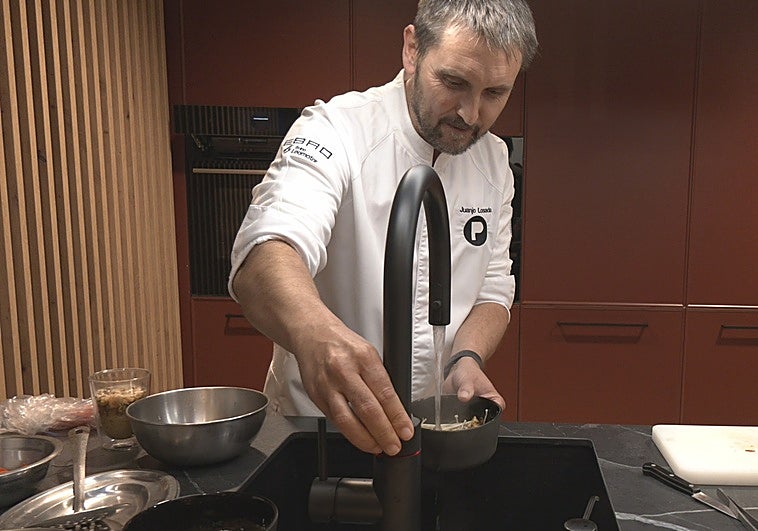 Juanjo Losada cocinando en Muebles Nina