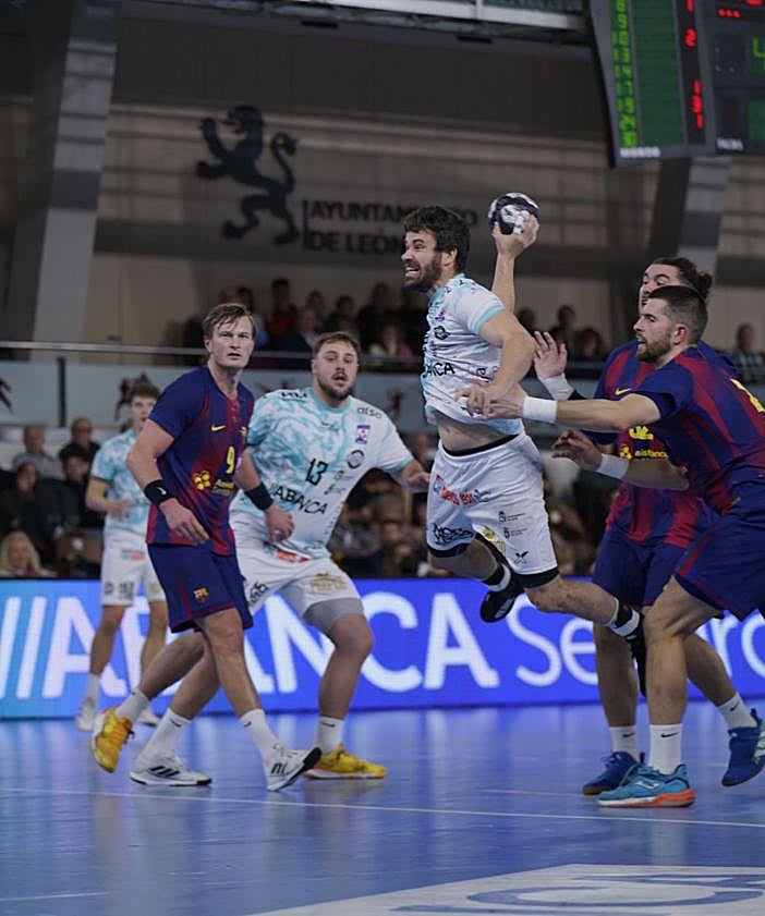 Imagen secundaria 2 - Diez minutos de revuelta y una escabechina en defensa