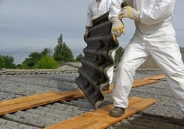 Retirada de uralitas en un tejado.