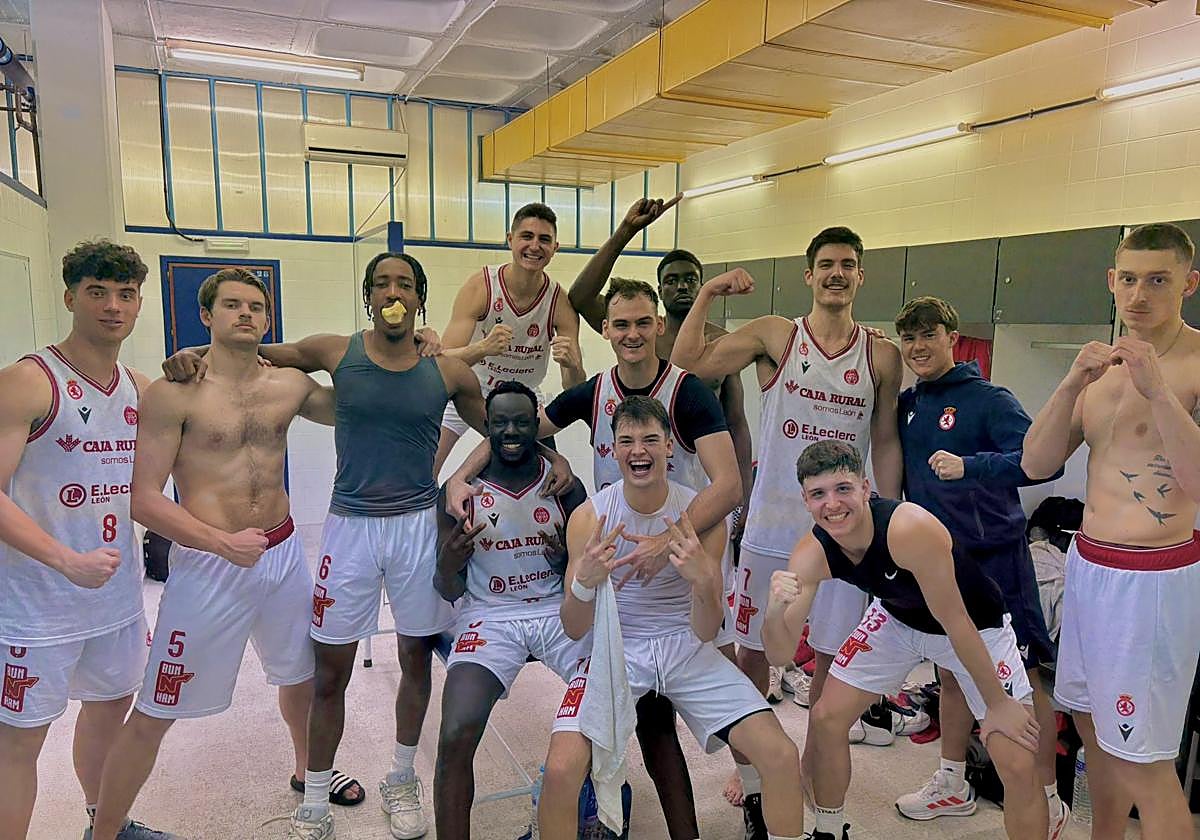 Los jugadores de la Cultural celebran el triunfo.