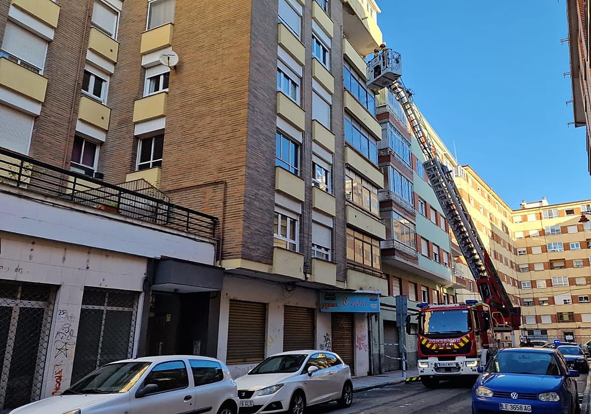 Imagen principal - Actuación de los bomberos en la calle Batalla de Clavijo. 