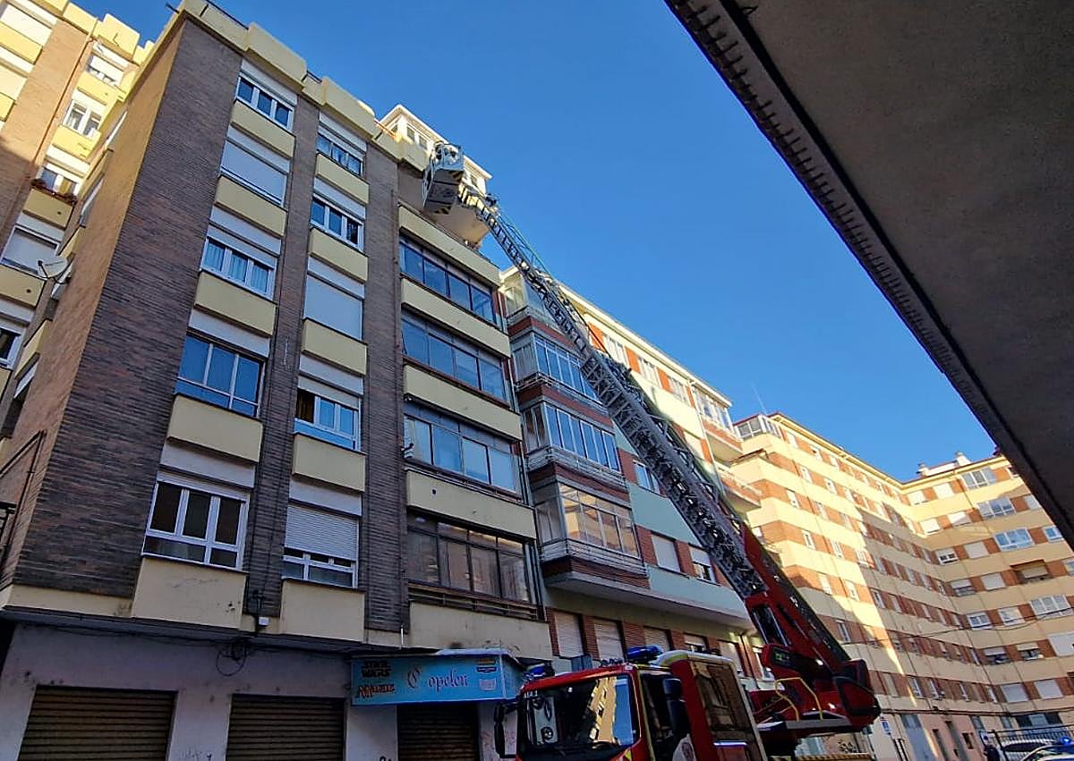 Imagen secundaria 1 - Actuación de los bomberos en la calle Batalla de Clavijo. 