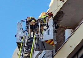 Actuación de los bomberos en la calle Batalla de Clavijo.