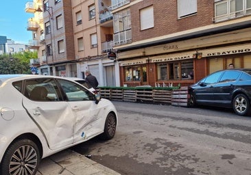 Un coche destrozado tras una colisión en El Ejido