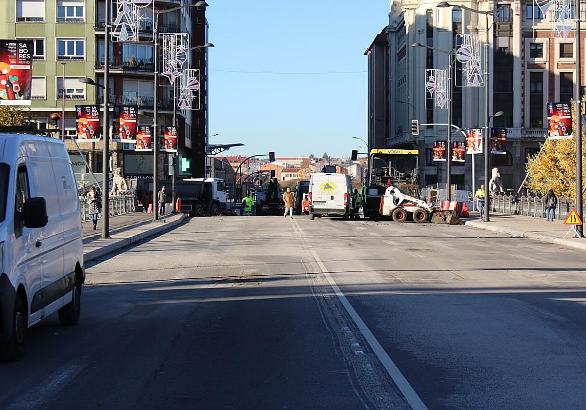 El Puente de los Leones, sin tráfico rodado y lleno de maquinaria y obreros.