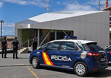 Policías nacionales evitan en el último momento que un hombre se tire desde un cuarto piso en Astorga