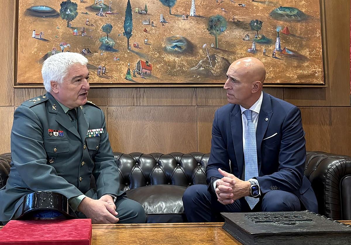 El nuevo responsable de la Benemérita y el alcalde de León.