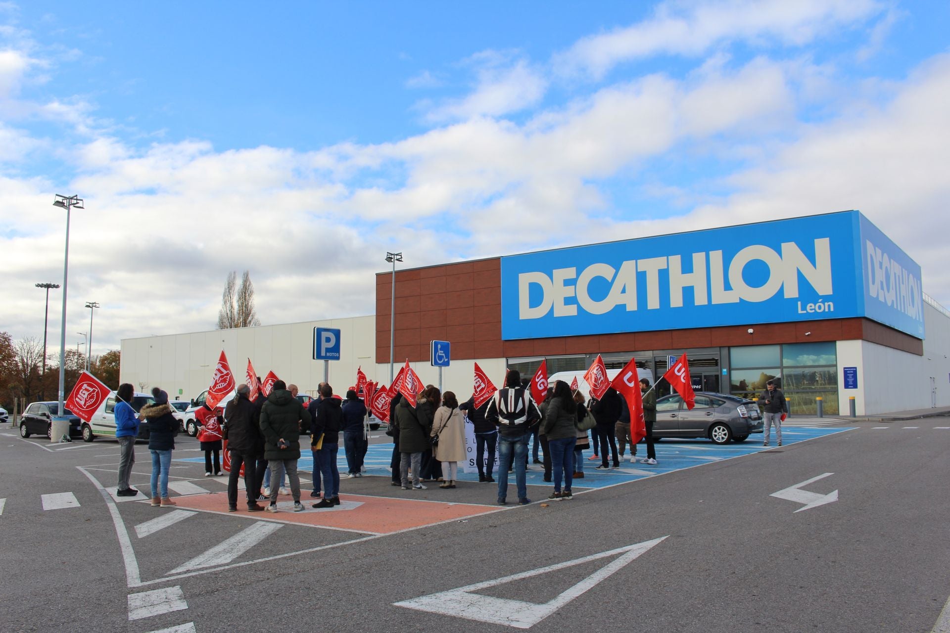 Protesta de trabajadores de Decathlon en León