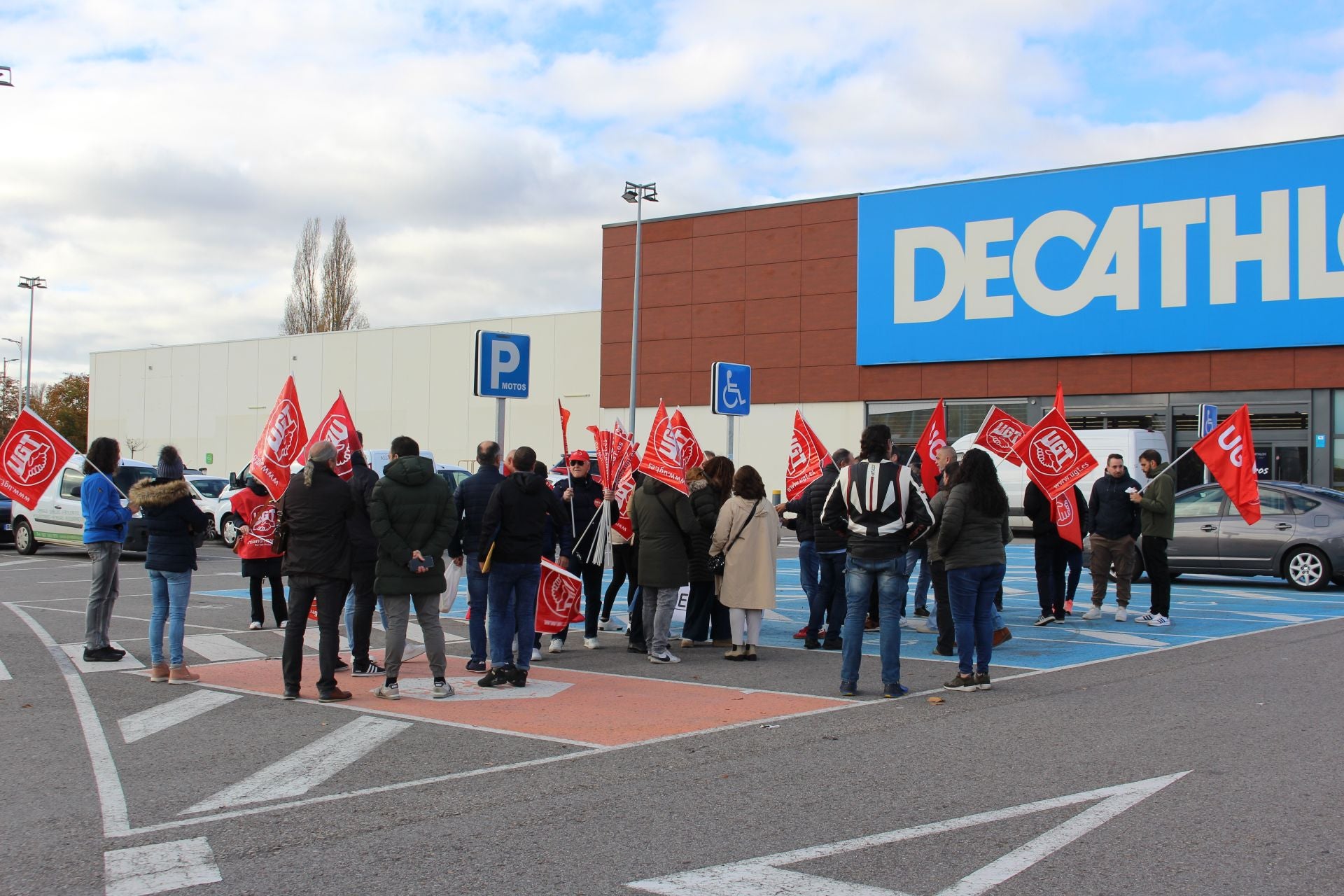 Protesta de trabajadores de Decathlon en León