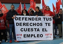 Trabajadores de Decathlon y afiliados a UGT, piden la readmisión de sus compañeros frente a la tienda de Decathlon en León.