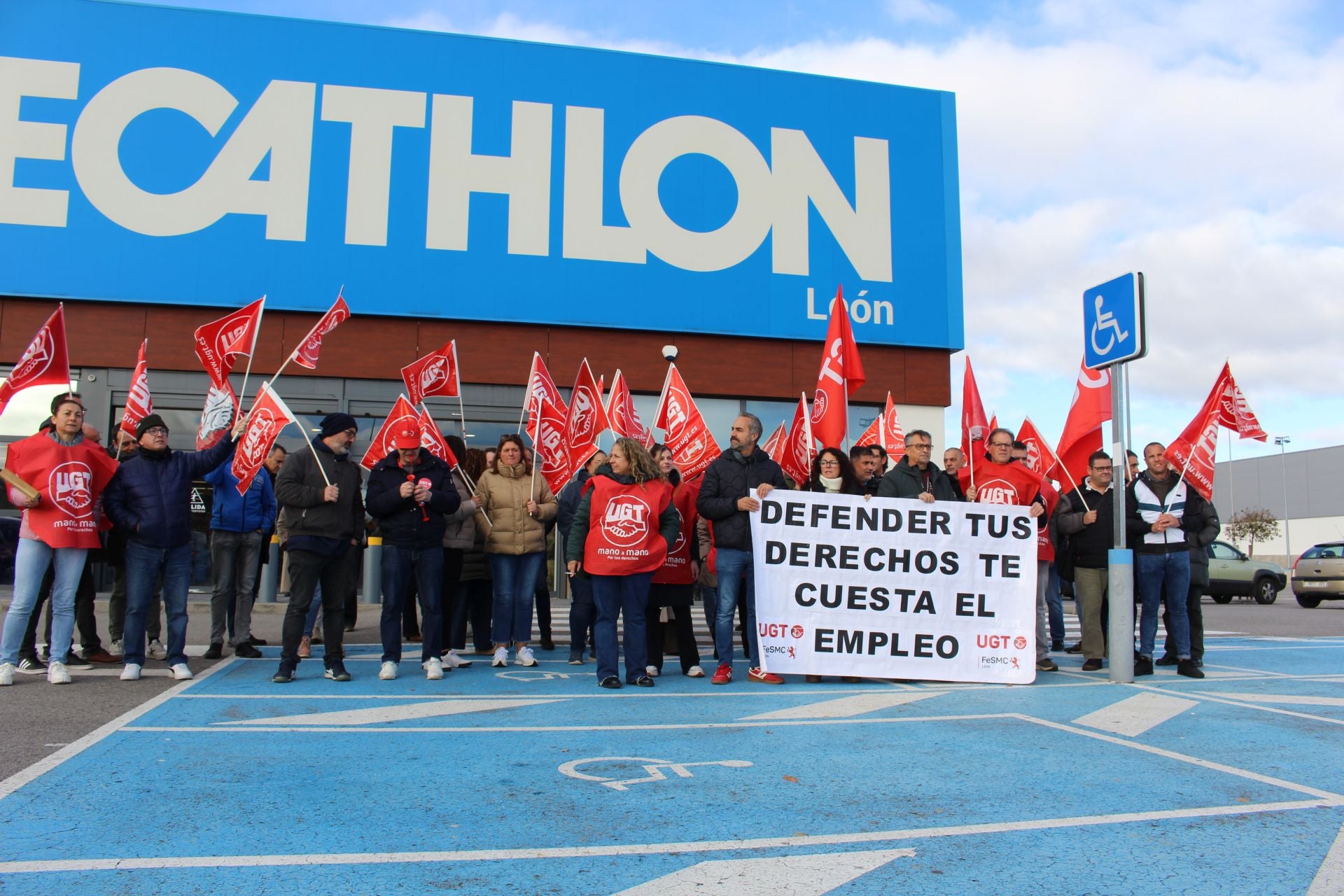 Protesta de trabajadores de Decathlon en León