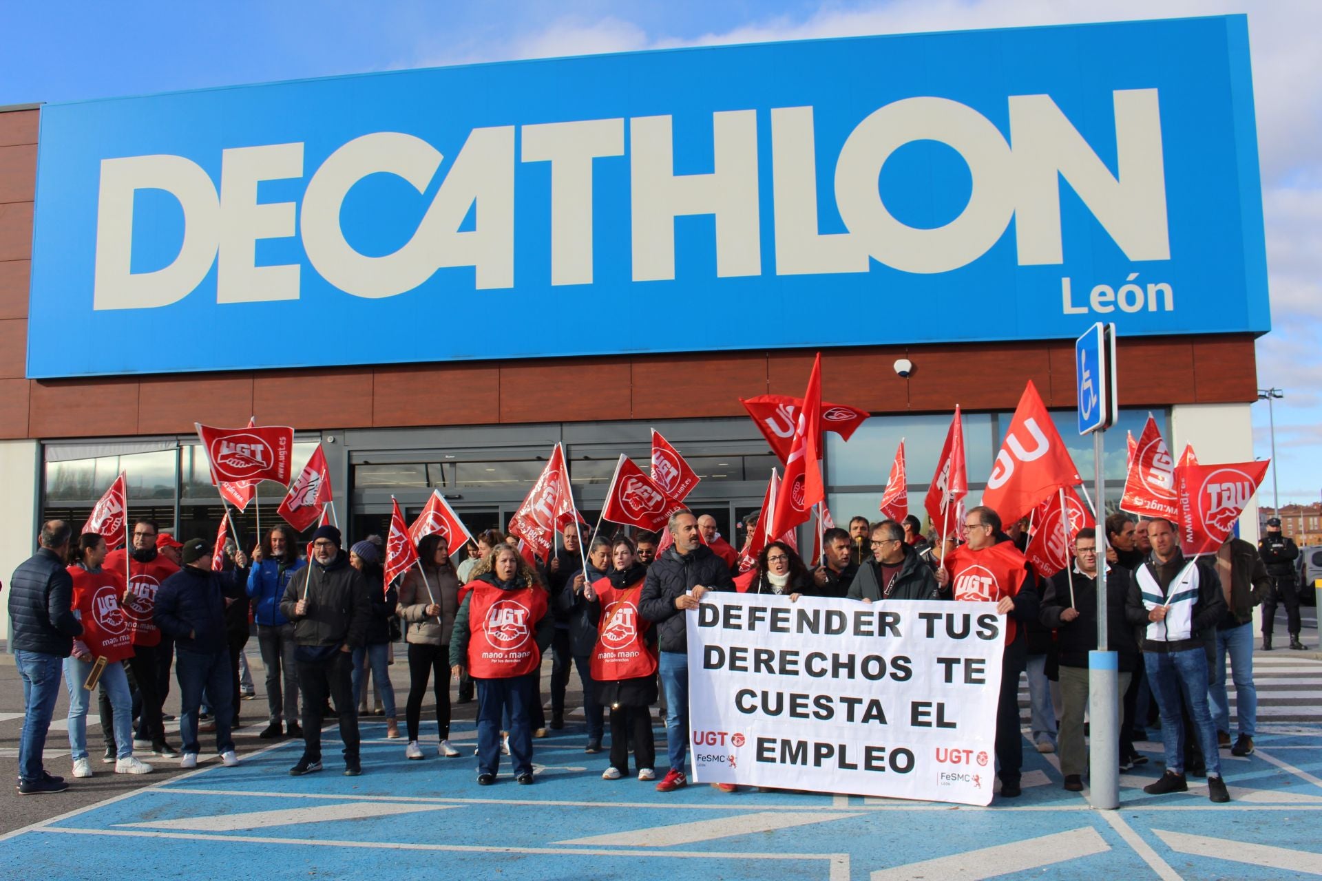 Protesta de trabajadores de Decathlon en León