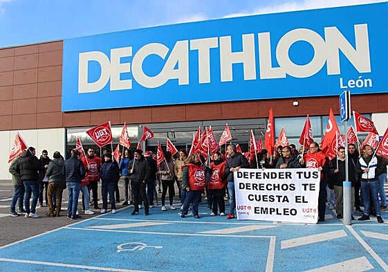 Medio centenar de personas protestan frente a las puertas de la tienda de Decathlon en León el 19 de noviembre de 2025.
