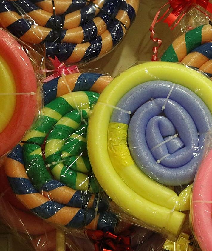 Imagen secundaria 2 - Nuevas decoraciones y vecinos de Almanza trabajando en la casa de la cultura. 