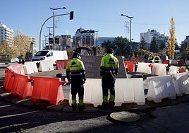 Obras en la nueva glorieta del puente de los Leones.
