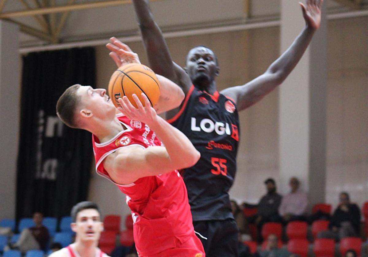 Una jugada del partido de Copa de España entre Logrobasket y Cultural.