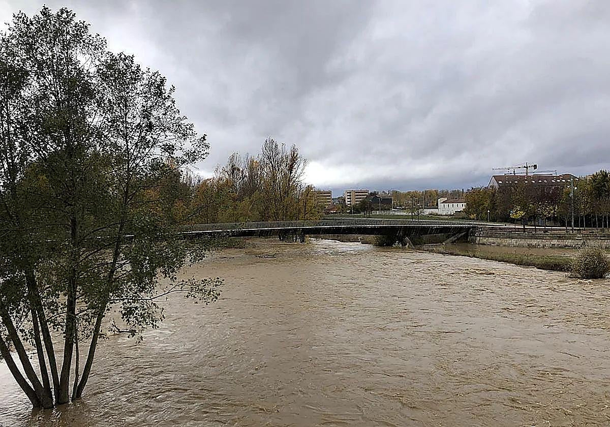 Imagen del río marrón a su paso por Puente Castro.