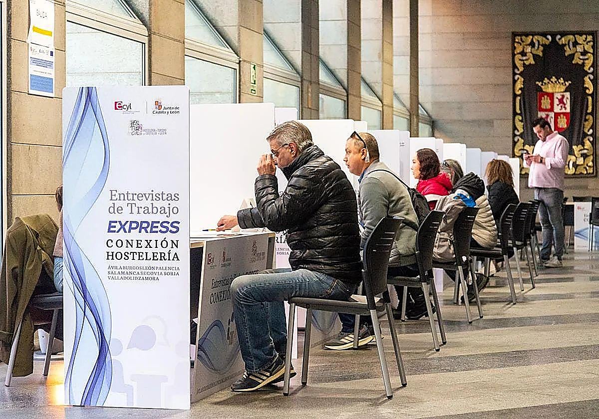 Hosteleros y aspirantes a las plazas, en la jornada de entrevistas en Palencia.