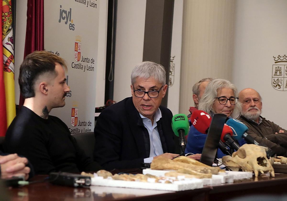 Imagen principal - Presentación de los resultados provisionales de la primera campaña de recuperación de restos de fauna del Cuaternario en cuevas de León.