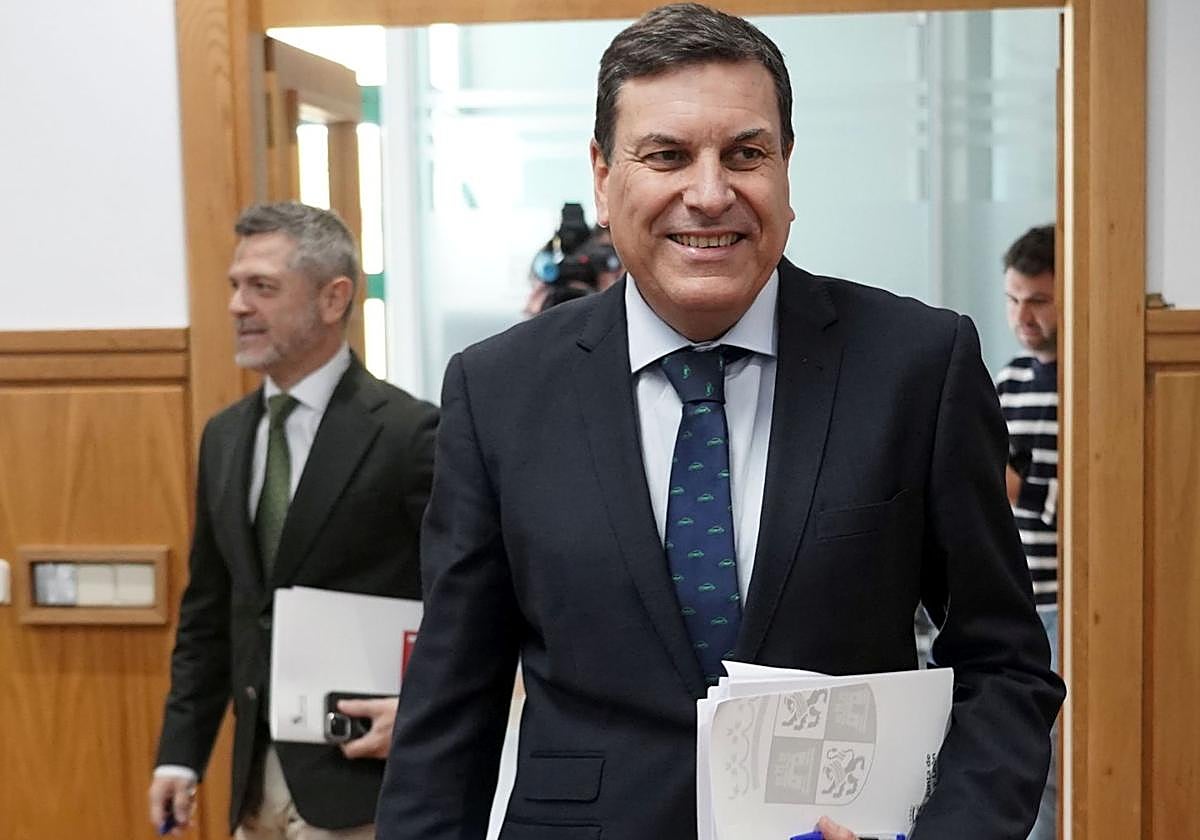 El consejero de Economía y Hacienda y portavoz de la Junta, Carlos Fernández Carriedo, comparece en la rueda de prensa posterior al Consejo de Gobierno.