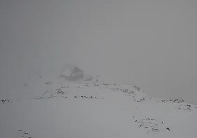 Postal blanca del refugio de Collado Jermoso.