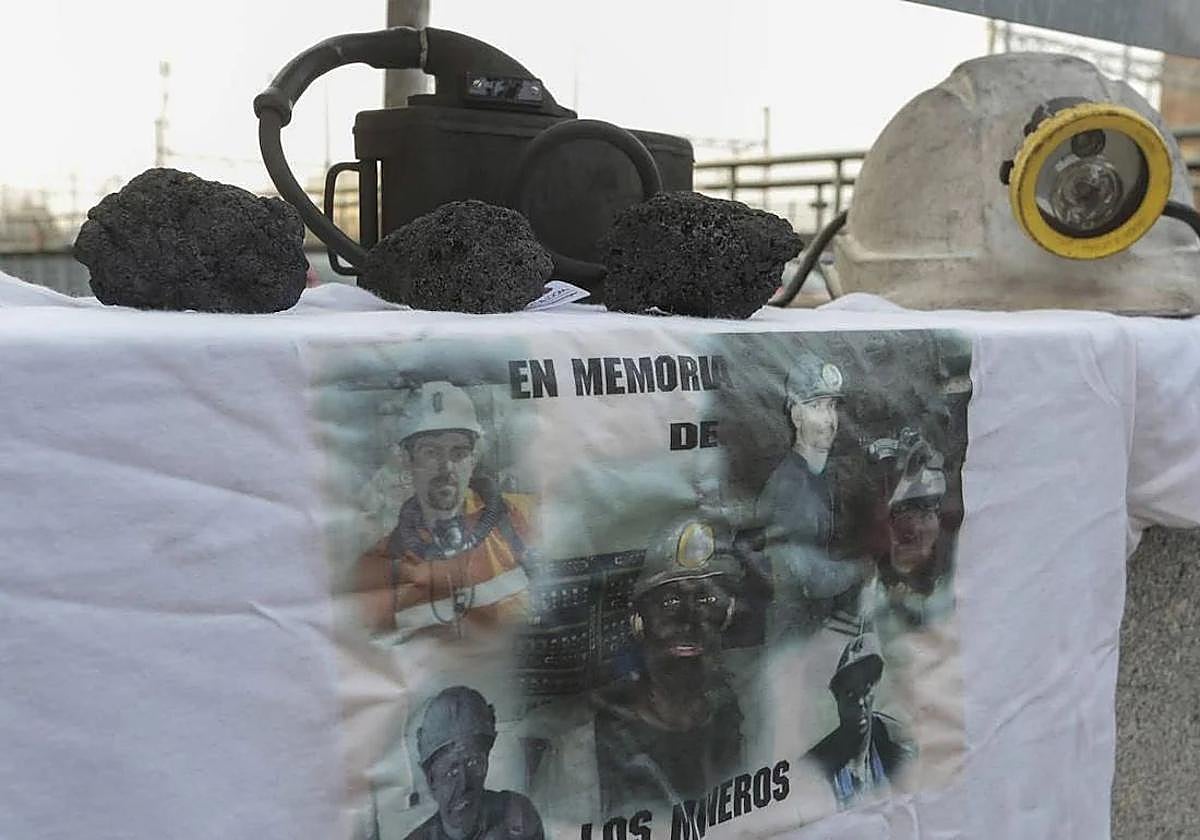 Carbón, casco y una camiseta en recuerdo de los seis muertos en cada sesión del juicio.