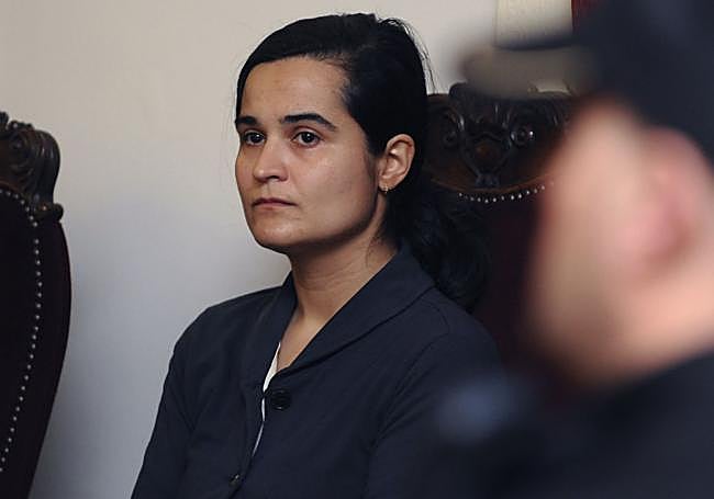 Triana Martínez escucha la declaración de su padre durante el juicio por el asesinato de Isabel Carrasco.