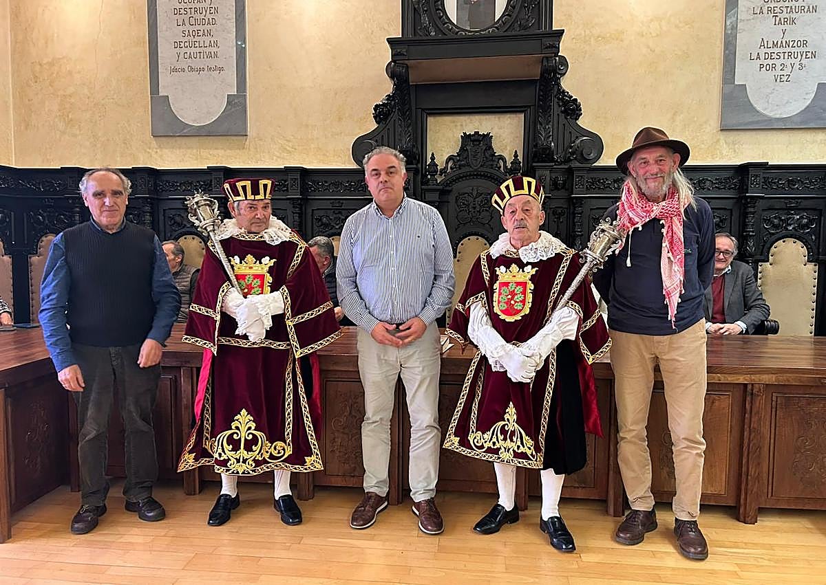 Imagen secundaria 1 - Astorga homenajea a sus dos maceros con 30 años de experiencia: Victorino y Pedro