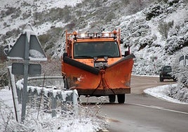 Un quitanieves el pasado jueves en Los Argüellos leoneses.