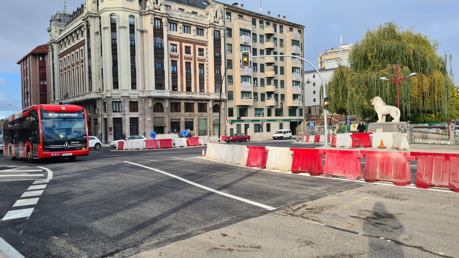 Tráfico en la nueva rotonda del puente de los Leones