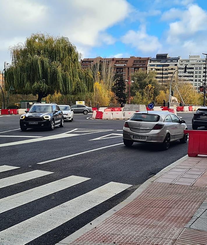 Imagen secundaria 2 - Los conductores dan una buena bienvenida a la rotonda del puente de los Leones