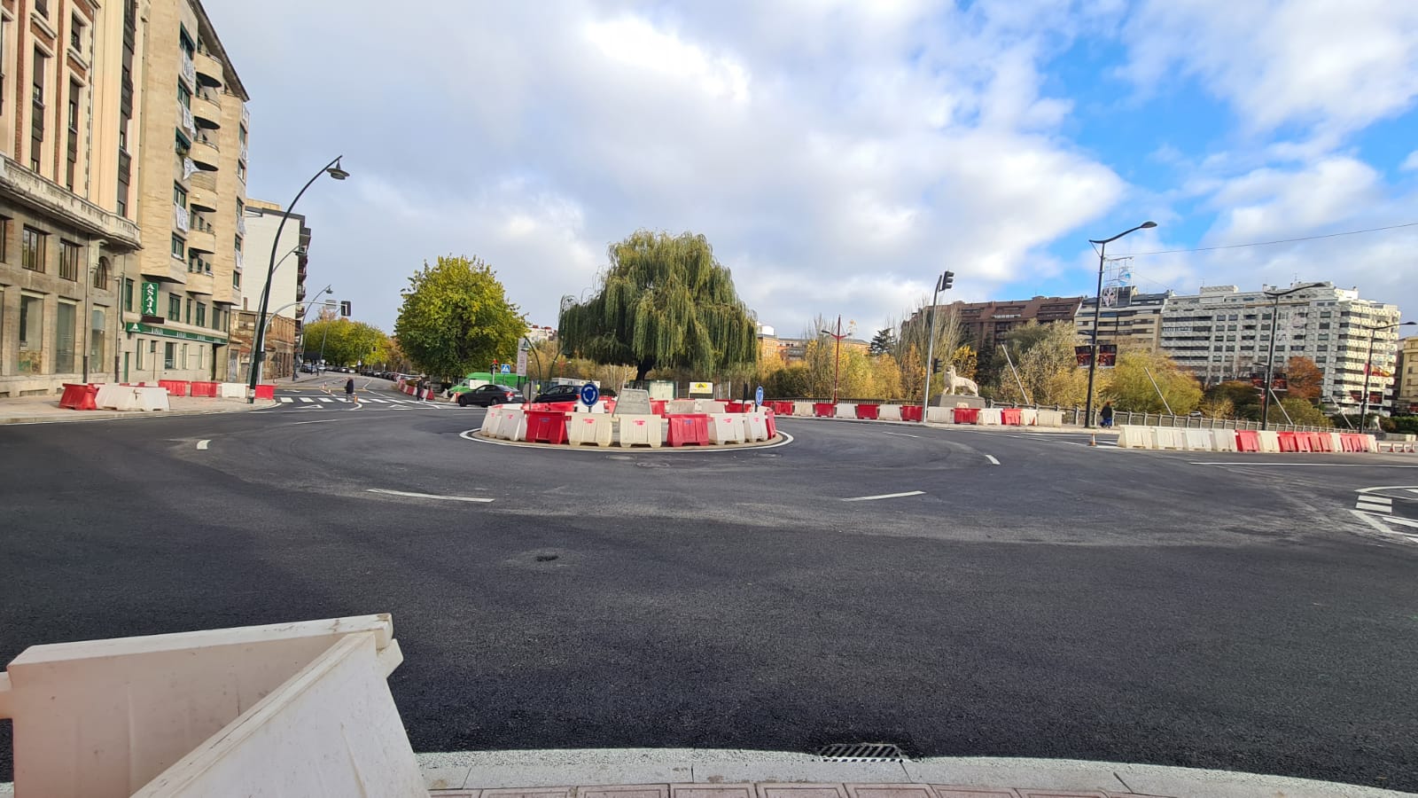 Tráfico en la nueva rotonda del puente de los Leones