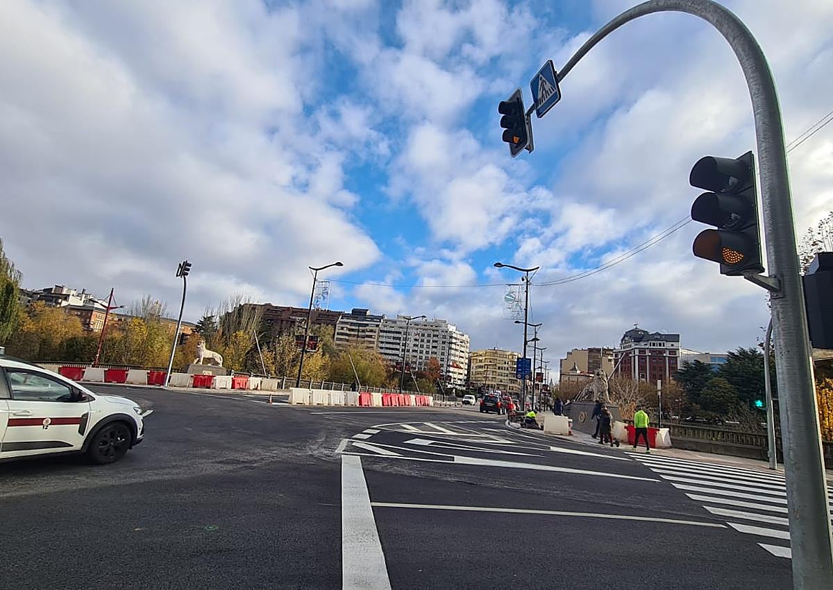 Imagen secundaria 1 - Los conductores dan una buena bienvenida a la rotonda del puente de los Leones