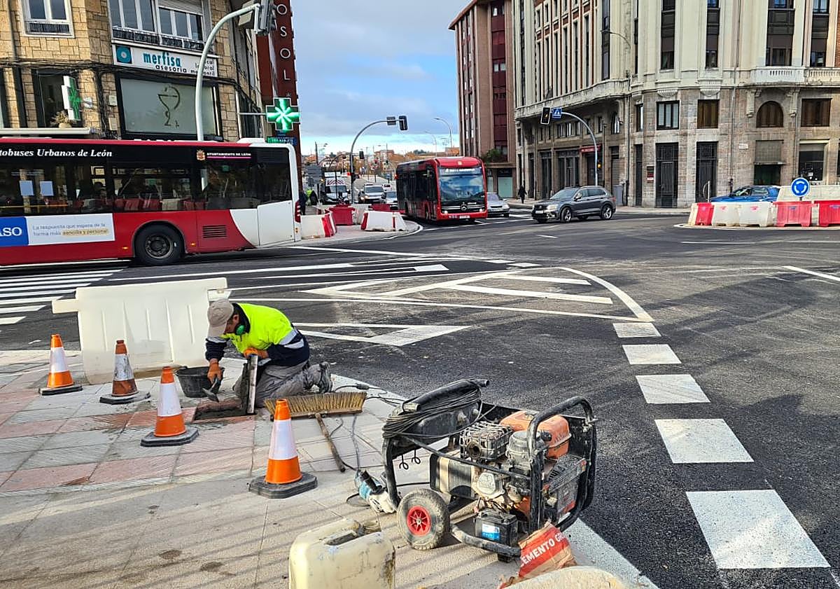Imagen principal - Los conductores dan una buena bienvenida a la rotonda del puente de los Leones