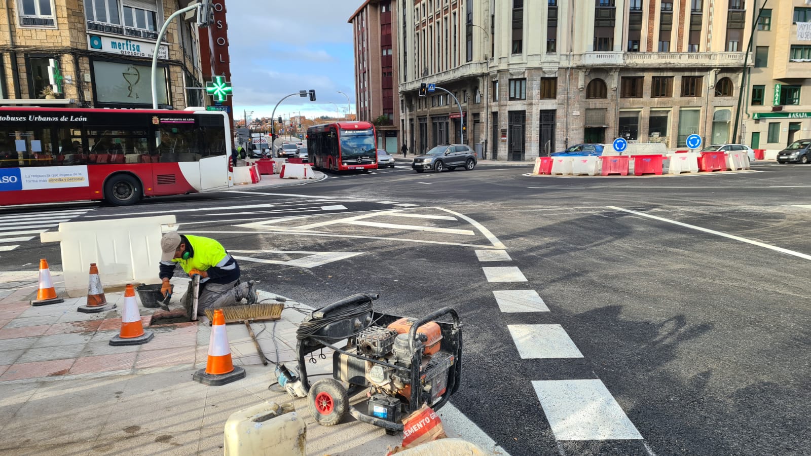 Tráfico en la nueva rotonda del puente de los Leones