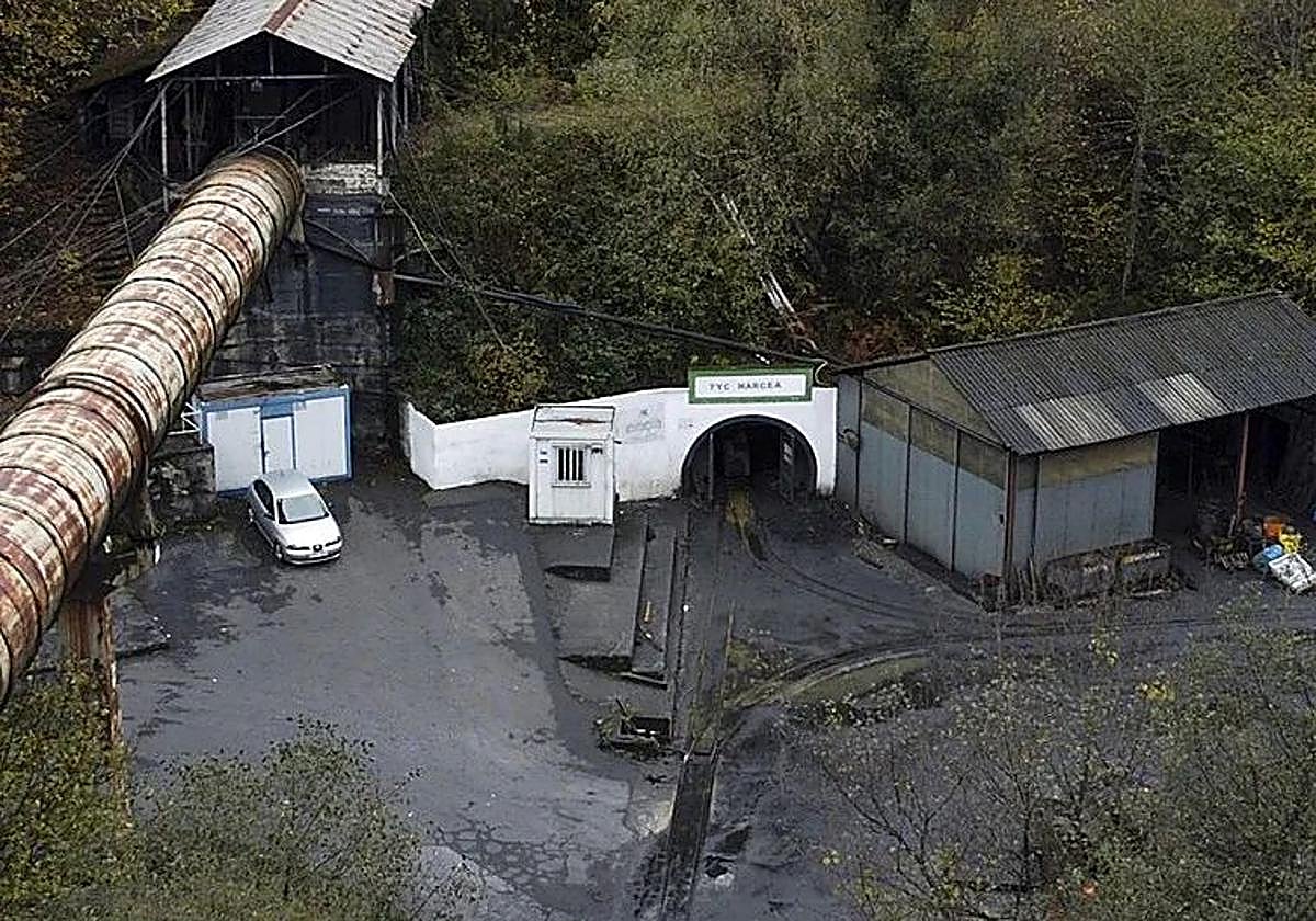Vista de la bocamina de la explotación de Vega de Rengos, en Cangas del Narcea, este sábado.