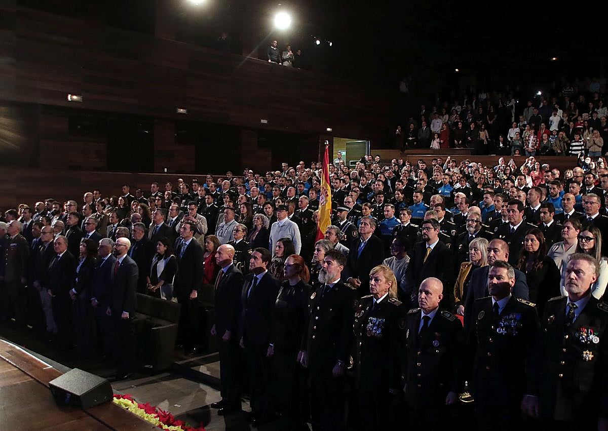 Imagen secundaria 1 - Cien policías locales de Castilla y León reciben sus Medallas al Mérito