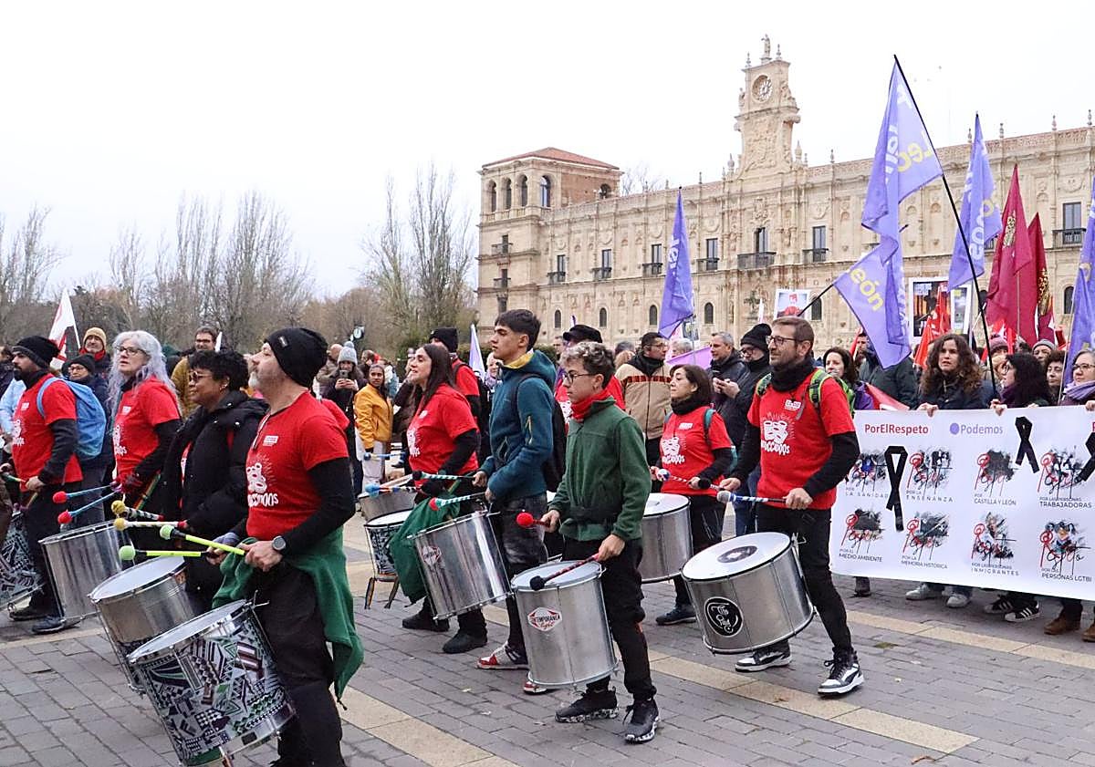 Imagen principal - Una marea de mil banderines pide en León «respeto» a una Junta «sin alma y sorda»