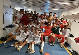 Celebración en el vestuario del estadio gaditano.