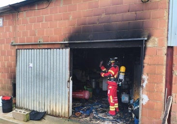Un incendio en una casa de Nava de los Oteros moviliza a bomberos del Sepeis