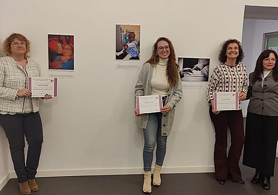 Las autoras de las fotografías ganadoras posan con sus premios.