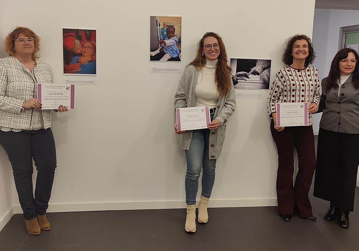 Las autoras de las fotografías ganadoras posan con sus premios.