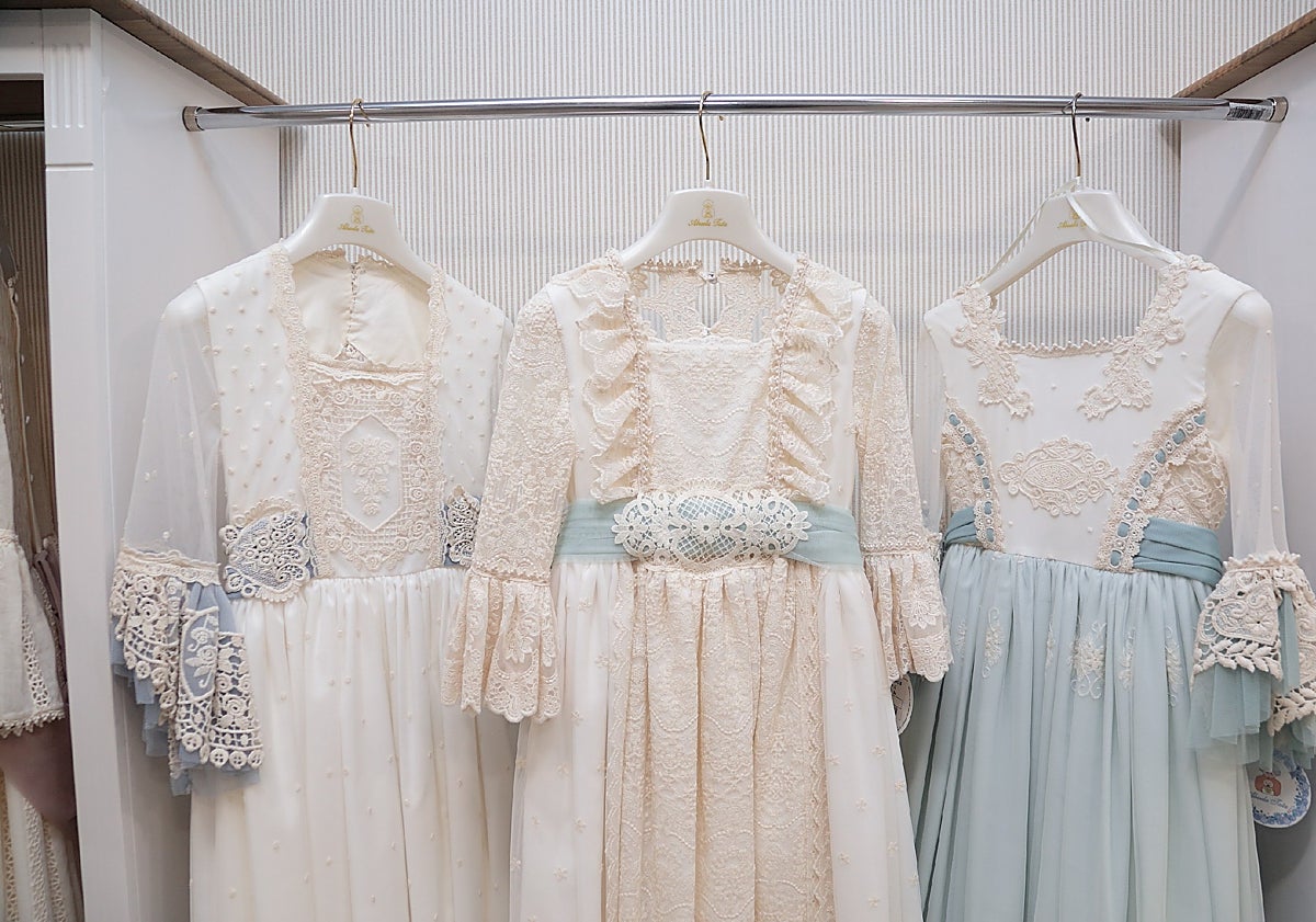 Imagen principal - Tendencias en vestidos de comunión para niñas y niños