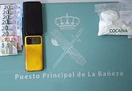 Material incautado al detenido.