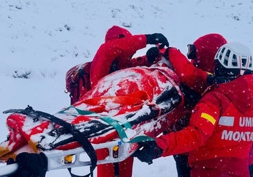 El emotivo rescate de Boru, el perro de la UME atrapado en la nieve de Picos de Europa