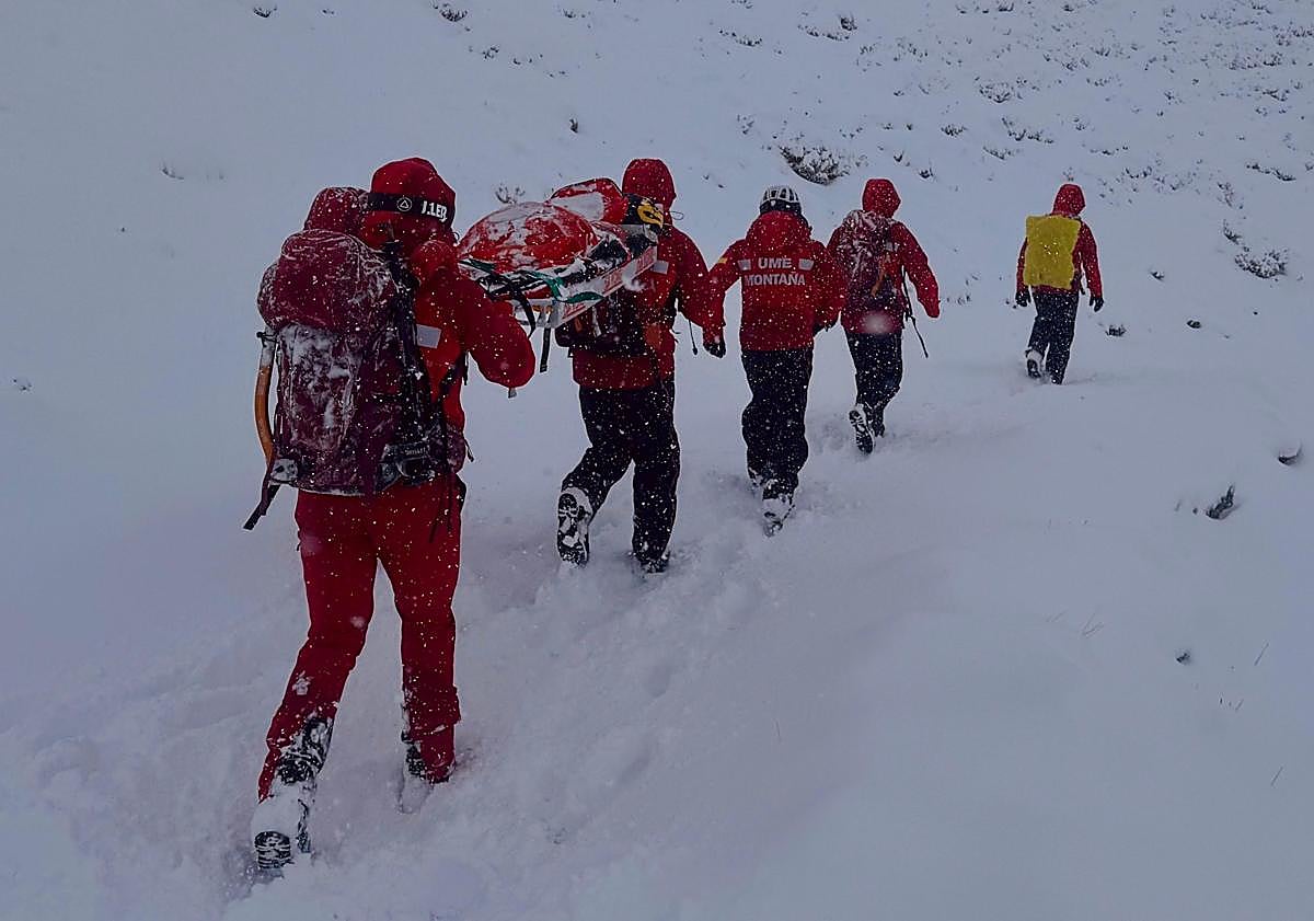 Imagen principal - El emotivo rescate del perro de la UME atrapado en la nieve de Picos de Europa