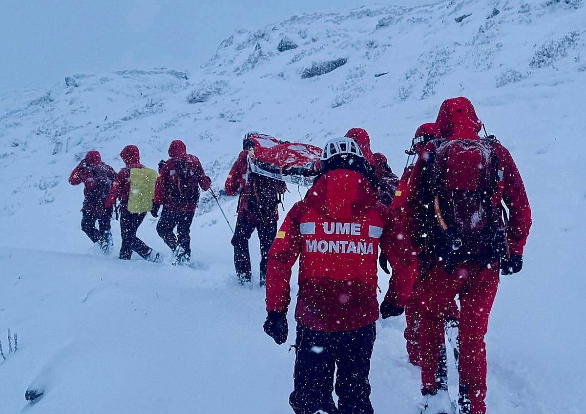 Imagen secundaria 1 - El emotivo rescate del perro de la UME atrapado en la nieve de Picos de Europa